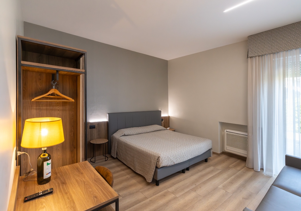 hotel noce camera moderna letto scrivania