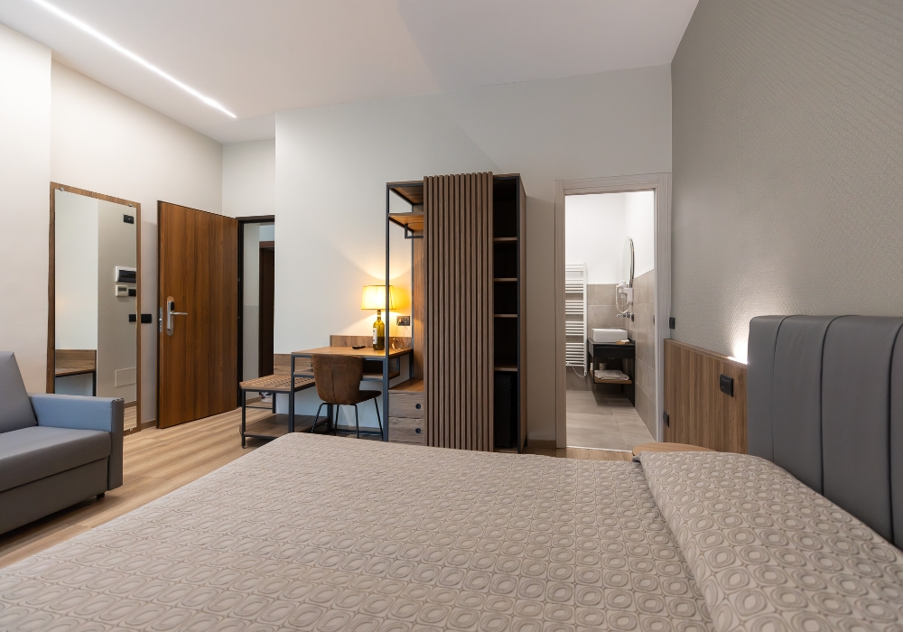 hotel noce camera moderna vista bagno