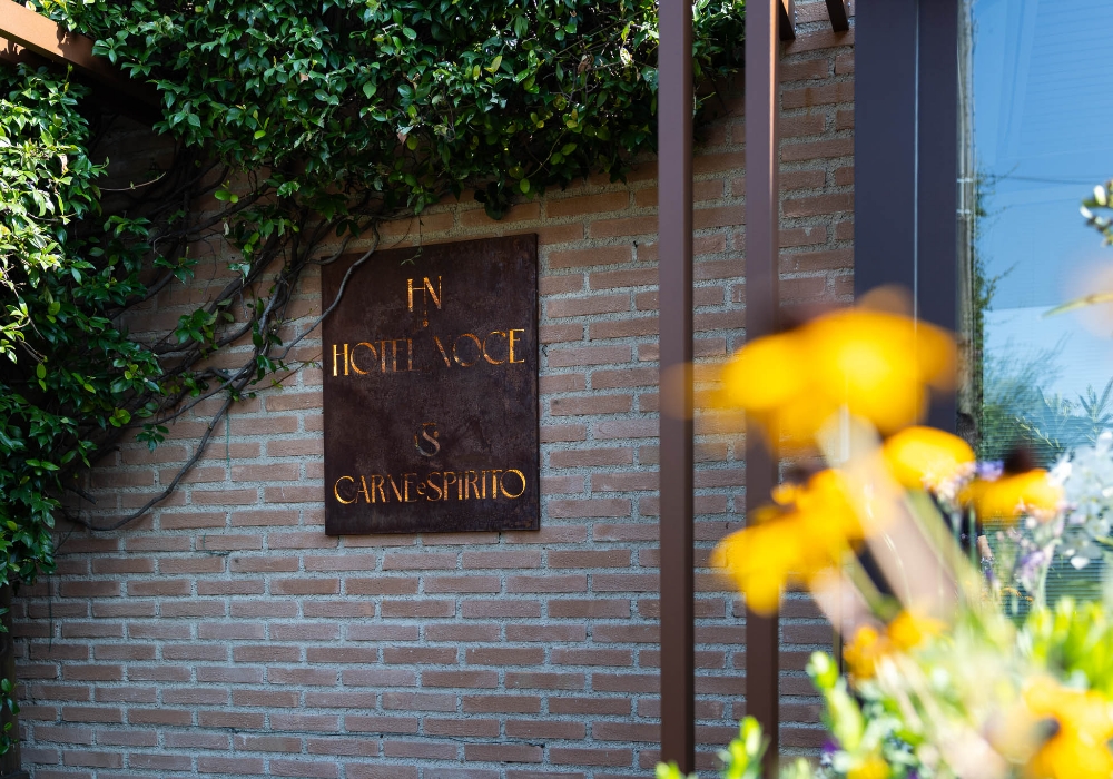 hotel noce carne e spirito insegna ingresso