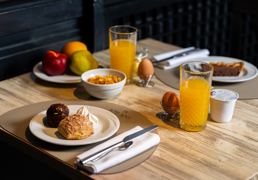 hotel noce colazione servita al tavolo