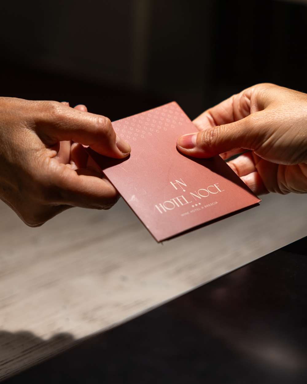 hotel noce consegna keycard reception
